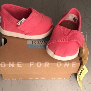 Bubblegum Pink Canvas Tiny TOMS classic shoes